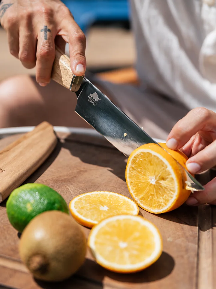 Faca Búfalo em uso no corte de uma laranja