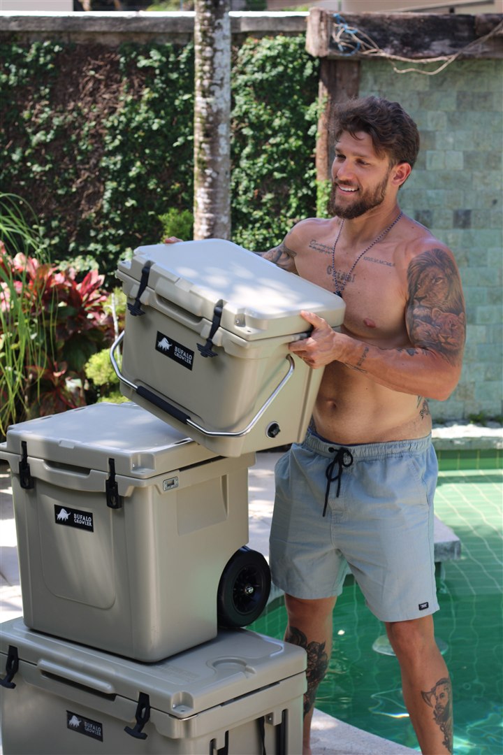 NagPro Hard Cooler em um momento à beira da piscina